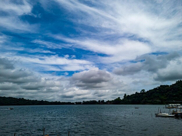 Photo the natural scenery on the island of the gods bali has clear water and bright blue skies