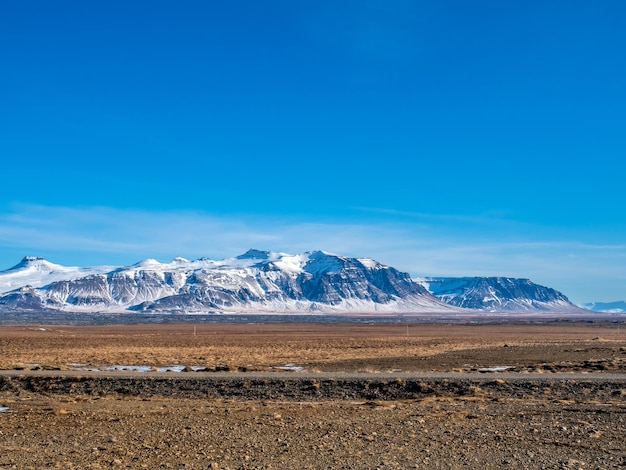 写真 アイスランドの冬の山と野原の自然の美しい景色