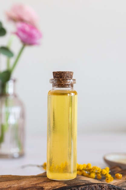 Photo natural serum and flowers