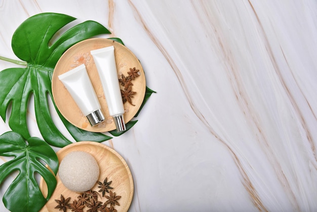ナチュラルスキンケア美容製品、緑の自然の葉で包装された化粧品ボトルコンテナ、オーガニックスパブランドのモックアップ用の空白のラベル、ハーブの健康的なスキンケア。