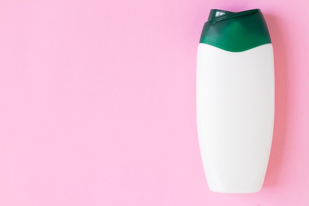 Макет брендинга натуральных средств по уходу за кожей Пустая белая бутылка с пластиковой трубкой на розовой спинке