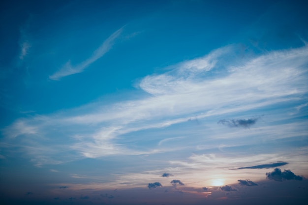 自然の空の美しさと映画のような夕日のテクスチャの背景