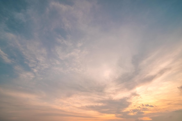 自然の空の美しさと映画のような夕日のテクスチャの背景