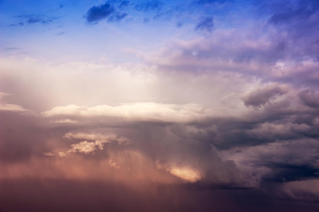 자연 하늘 구성입니다. 어둡고 불길한 다채로운 폭풍우 비 구름. 극적인 하늘. 흐린 폭풍우 cloudscape입니다. 뇌우. 묵시록 디자인의 요소입니다. 톤.