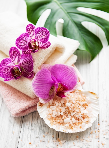 Ingredienti naturali spa con fiori di orchidea