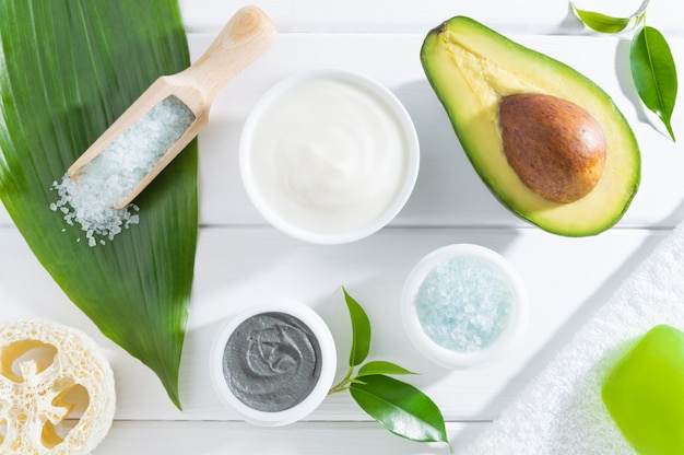 Foto cosmetici naturali per la cura della pelle spa con avocado.