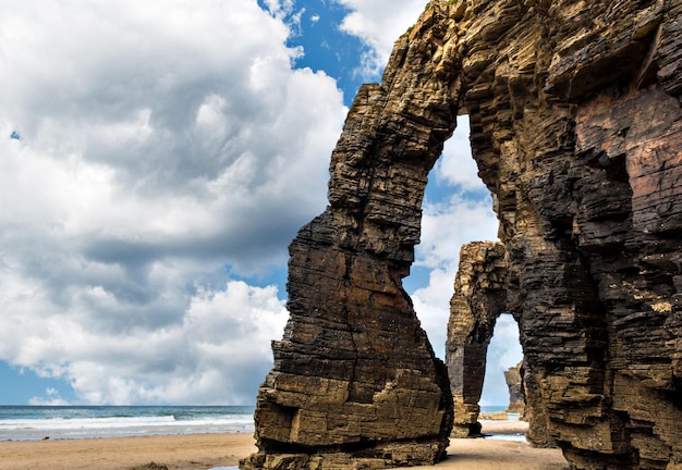 Ribadeo, Lugo, Galicia(Playa de Aguas Santas)에 있는 Catedrales 해변의 자연석 아치.