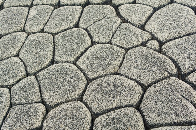 Фото Природный каменный фон остатки лавовых базальтовых колонн образуют своего рода булыжную дорогу