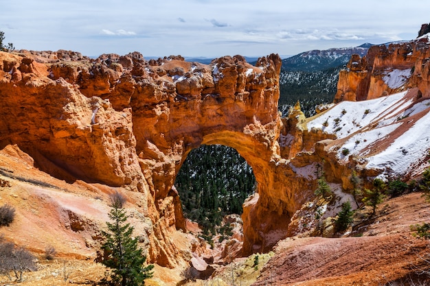 Ponte di pietra naturale nel bryce canyon, stati uniti d'america