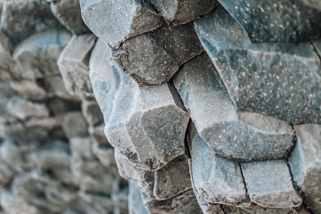 Текстура природного камня, базальтовые образования лавы, такие как колонны, типичный исландский естественный фон