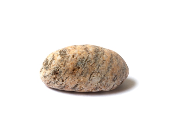 Натуральный камень с тенью на белом фоне. морская галька. Фото высокого качества