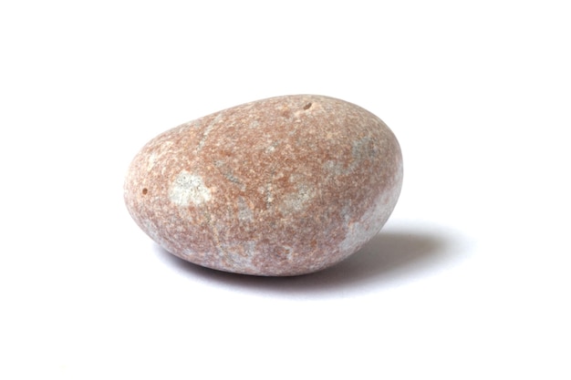 Натуральный камень с тенью на белом фоне морской гальки
