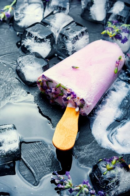 Foto dolce estivo naturale, gelato con lavanda in fiore.