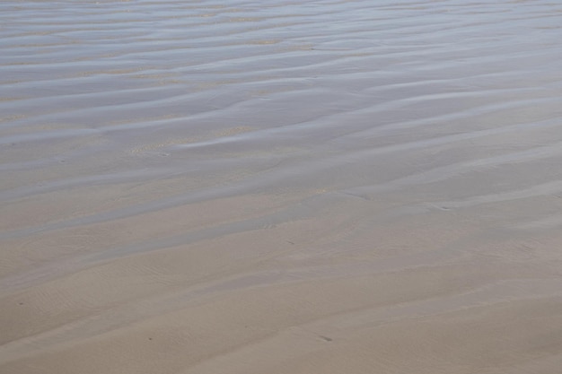 海の波と砂の自然な風合い