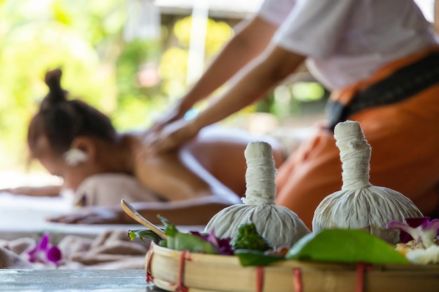 Photo natural thai massage in spa relaxed at spa resort body beauty relaxation and wellness and body with masseur concept of serene spa with thai style