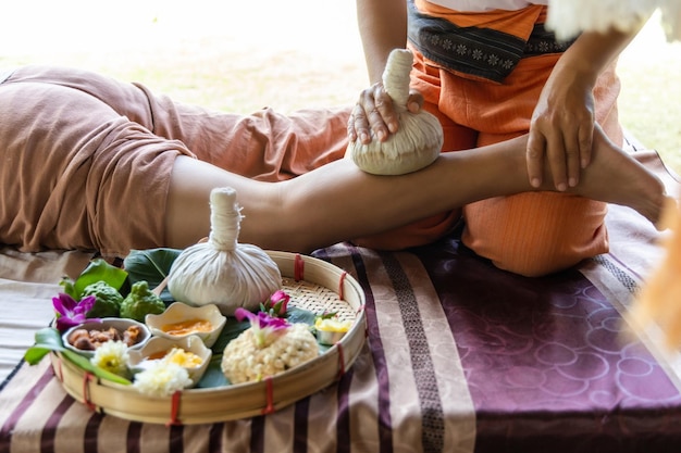 Massaggio tailandese naturale nella spa rilassati allo spa resort bellezza del corpo rilassamento e benessere e corpo con massaggiatore concetto di spa serena con stile tailandese