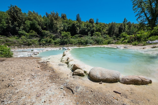 Естественный термальный бассейн в Баньи ди Петриоло