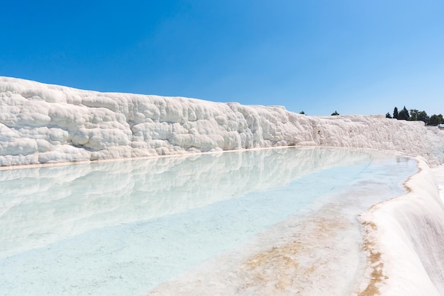 Foto piscine e terrazze di travertino naturale a pamukkale in turchia