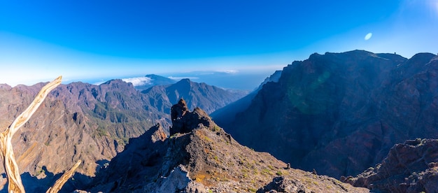 Roque de los Muchachos 근처 트레킹에서 Caldera de Taburiente의 자연적 관점