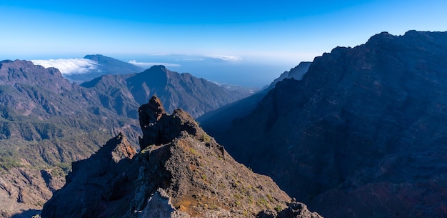 Roque de los Muchachos 근처 트레킹에서 Caldera de Taburiente의 자연적 관점