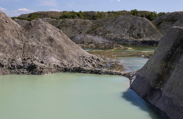 Photo natural water at the foot of the grassy old and new chalk quarries