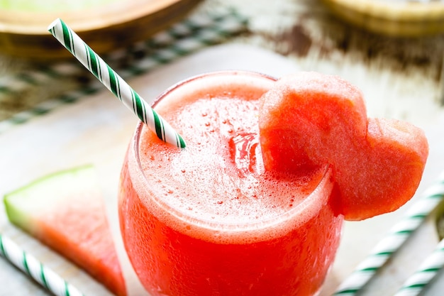 과일 하트로 장식된 천연 수박 주스, 붉은 과일 칵테일 제공, 차게 제공되는 여름 음료