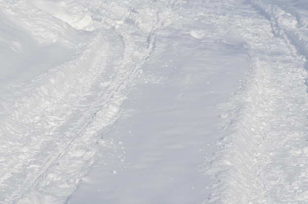 自然な冬の背景雪の光沢のあるドリフト冬の雪の背景のテクスチャ雪は太陽で輝いていました