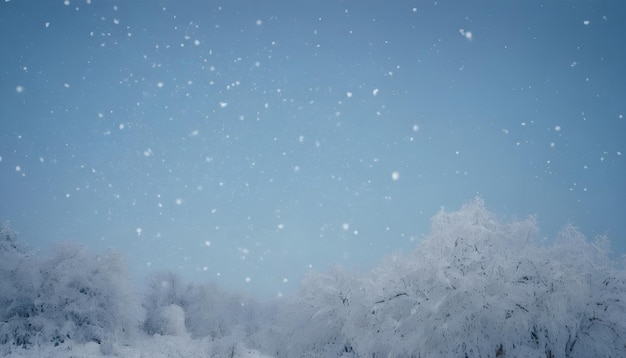 冬のクリスマスの自然な背景 - 青い空 - 大雪 - 異なる形状のスノーフラック