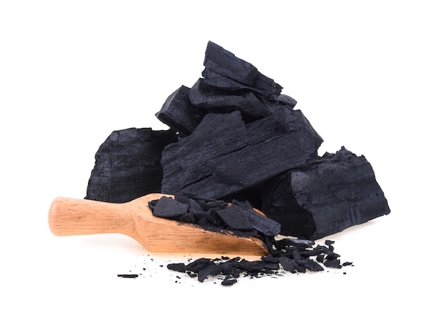 白で分離された天然木炭、伝統的な木炭または広葉樹の木炭