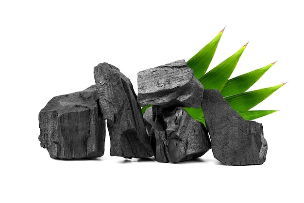 Carbone di legno naturale carbone di legno tradizionale o duro con foglie di bambù isolate su sfondo bianco