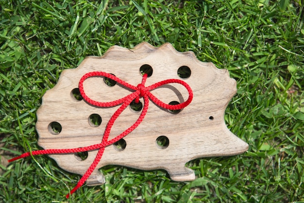 Натуральная деревянная игрушка ежик в траве