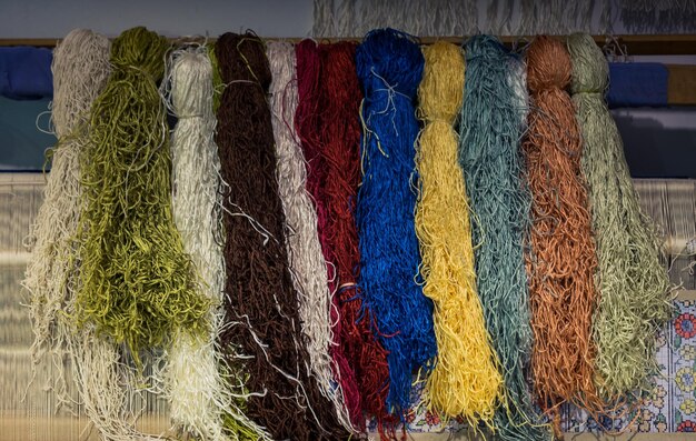 사진 카 ⁇  만들기 위해 색으로 염색 된 천연 양털 가닥