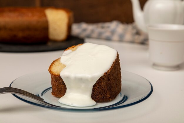 Foto torta allo yogurt naturale con cannella.