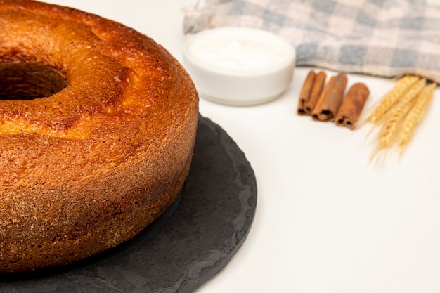 Natural yogurt cake with cinnamon.