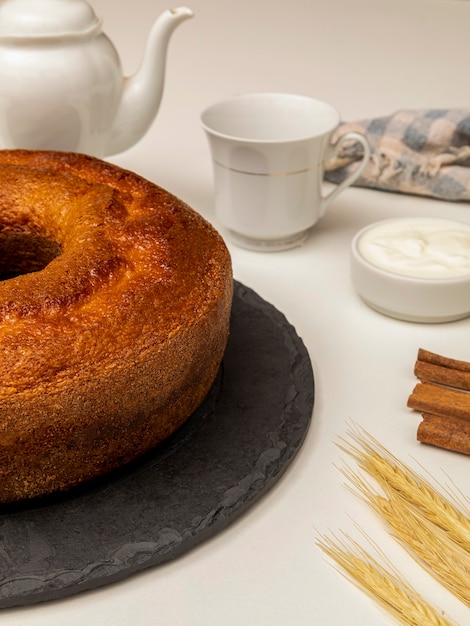 Natural yogurt cake with cinnamon.