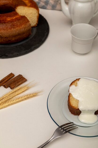 Natural yogurt cake with cinnamon.