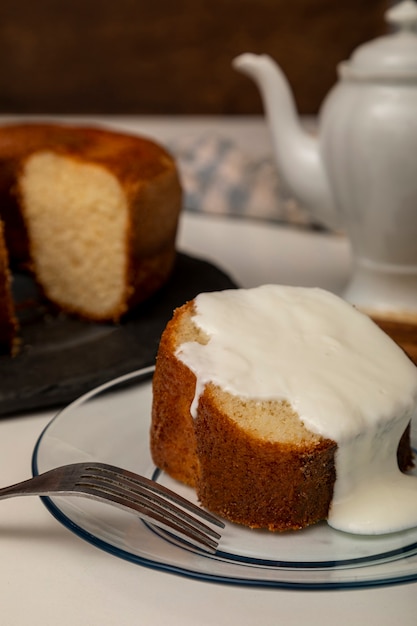 Photo natural yogurt cake with cinnamon.