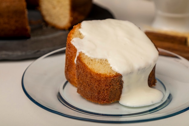 Natural yogurt cake with cinnamon.