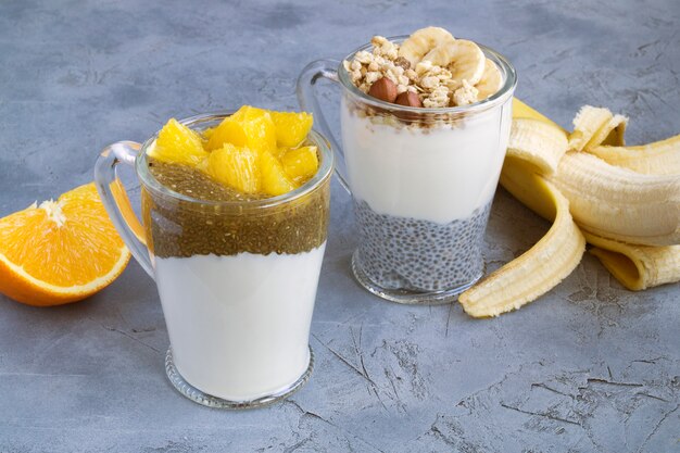 Yogurt naturale con semi di chia. dieta sana.