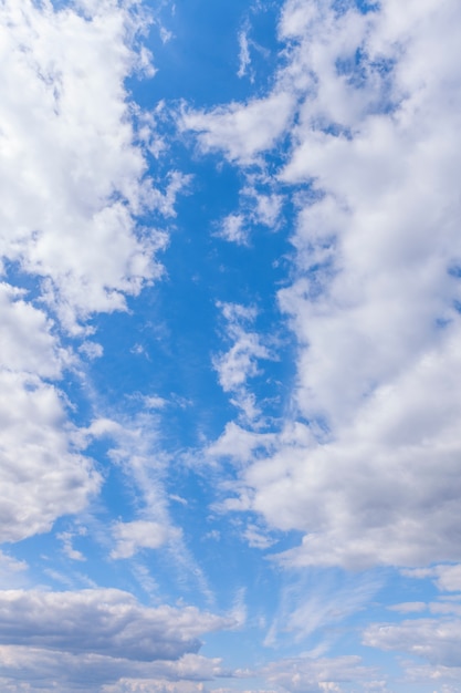 自然の背景。雲と青い空