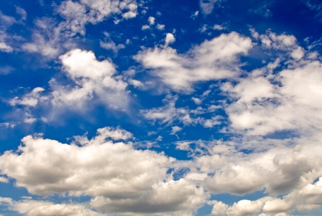 自然の背景。青い空の上の白い雲