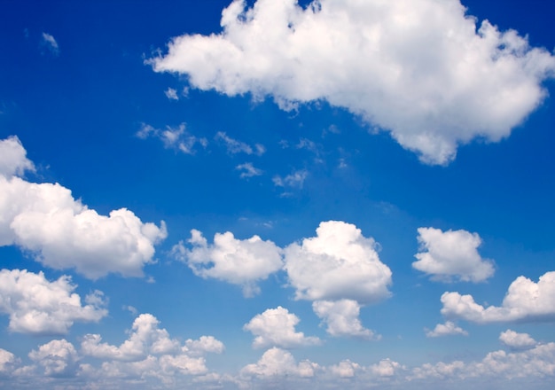 自然の背景。青い空の上の白い雲