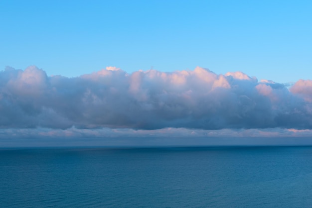 Природный фон с голубым морем на фоне облачного неба во время прекрасного восхода солнца Красота природы или концепция путешествия