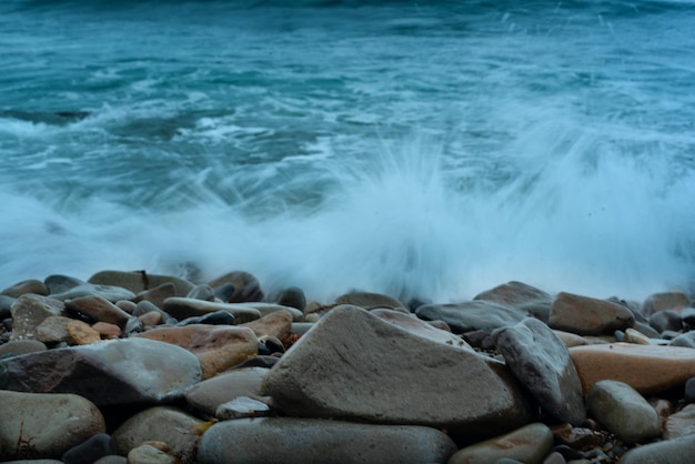 Sfondo della natura con le onde del mare che colpiscono la riva del mare vista panoramica del mare contro il cielo nuvoloso