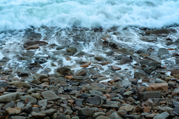 Sfondo della natura con le onde del mare che colpiscono la riva del mare vista panoramica del mare contro il cielo nuvoloso