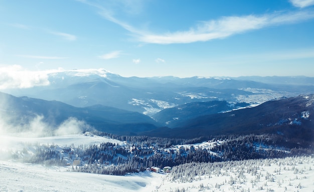 自然。雪に覆われた木々と美しい冬の風景。高いところからの山々の美しい景色。