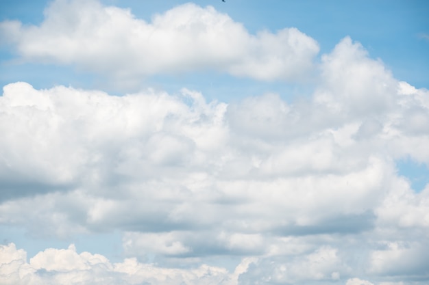 天国の白い雲と自然の青い空の背景