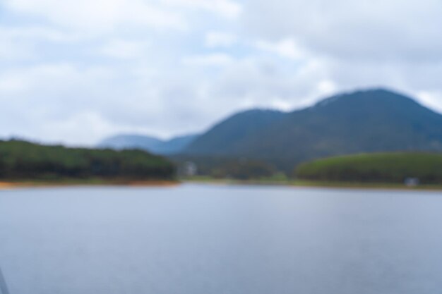 自然がぼやけたやり場のない背景山の森と湖