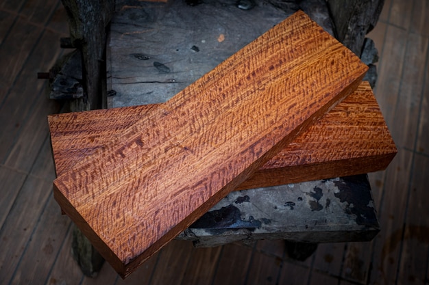 Photo nature burma padauk wood has tiger stripe or curly stripe grain on the table