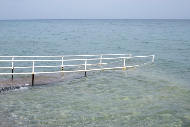 自然。地平線は空と海、計画されたポンツーンです。ビーチから水への入り口